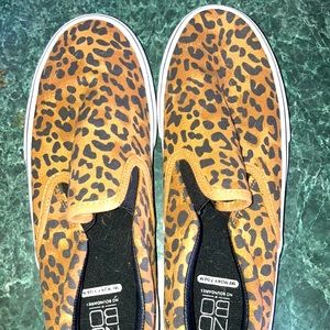 I am selling this cheetah print shoes they have been bought and they didn’t fit